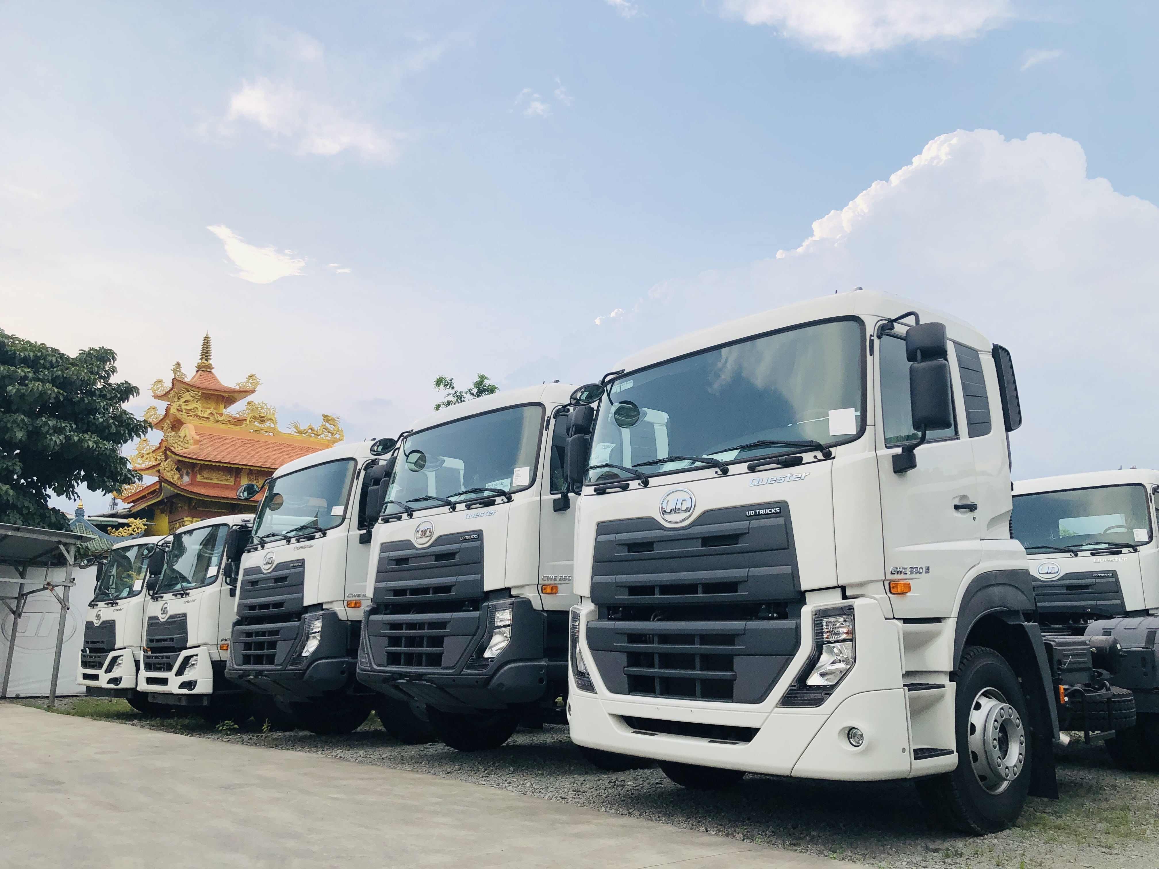 Đầu kéo UD 330HP