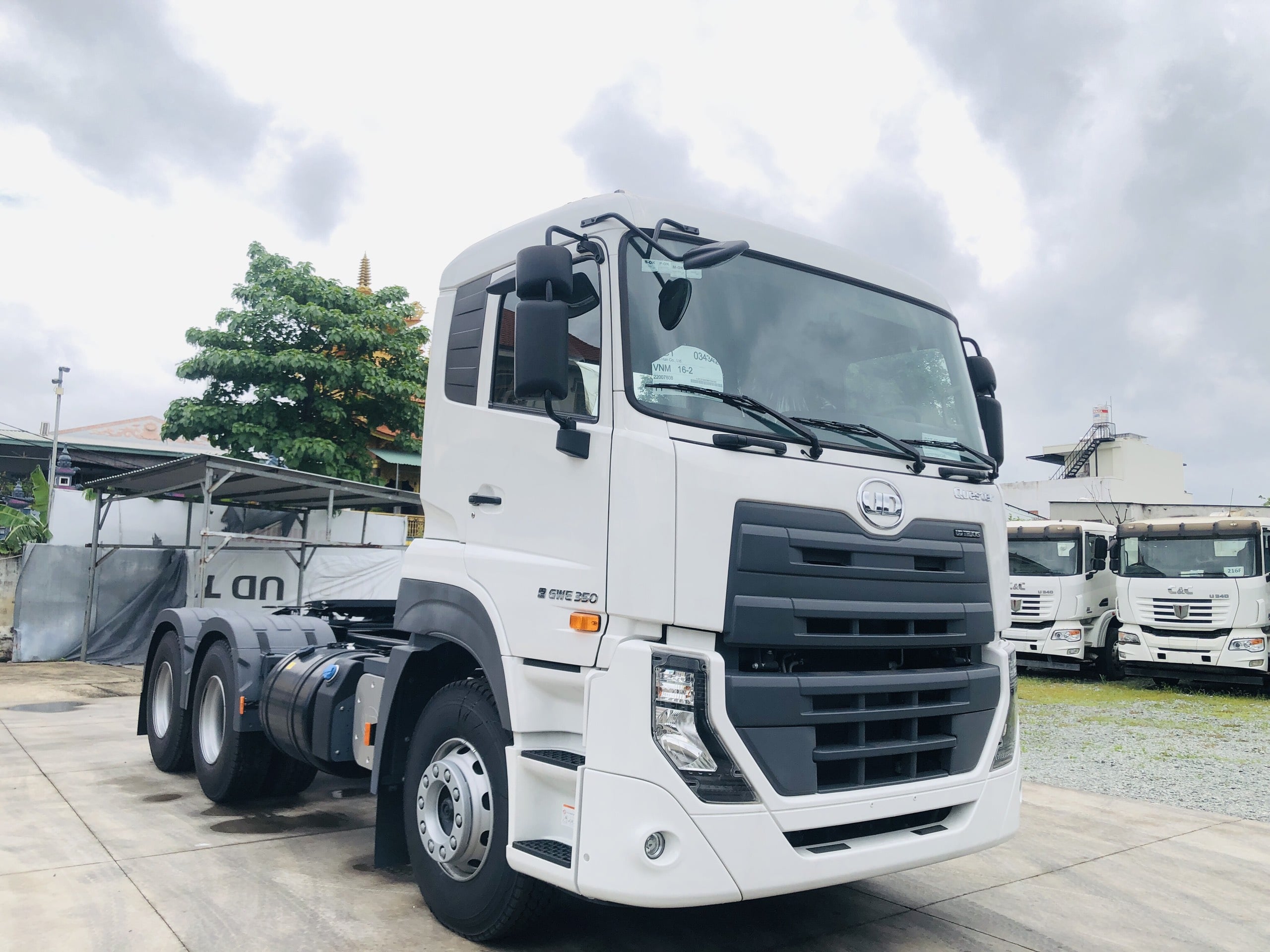 Đầu kéo UD Quester 6x4 GWE 350 E5