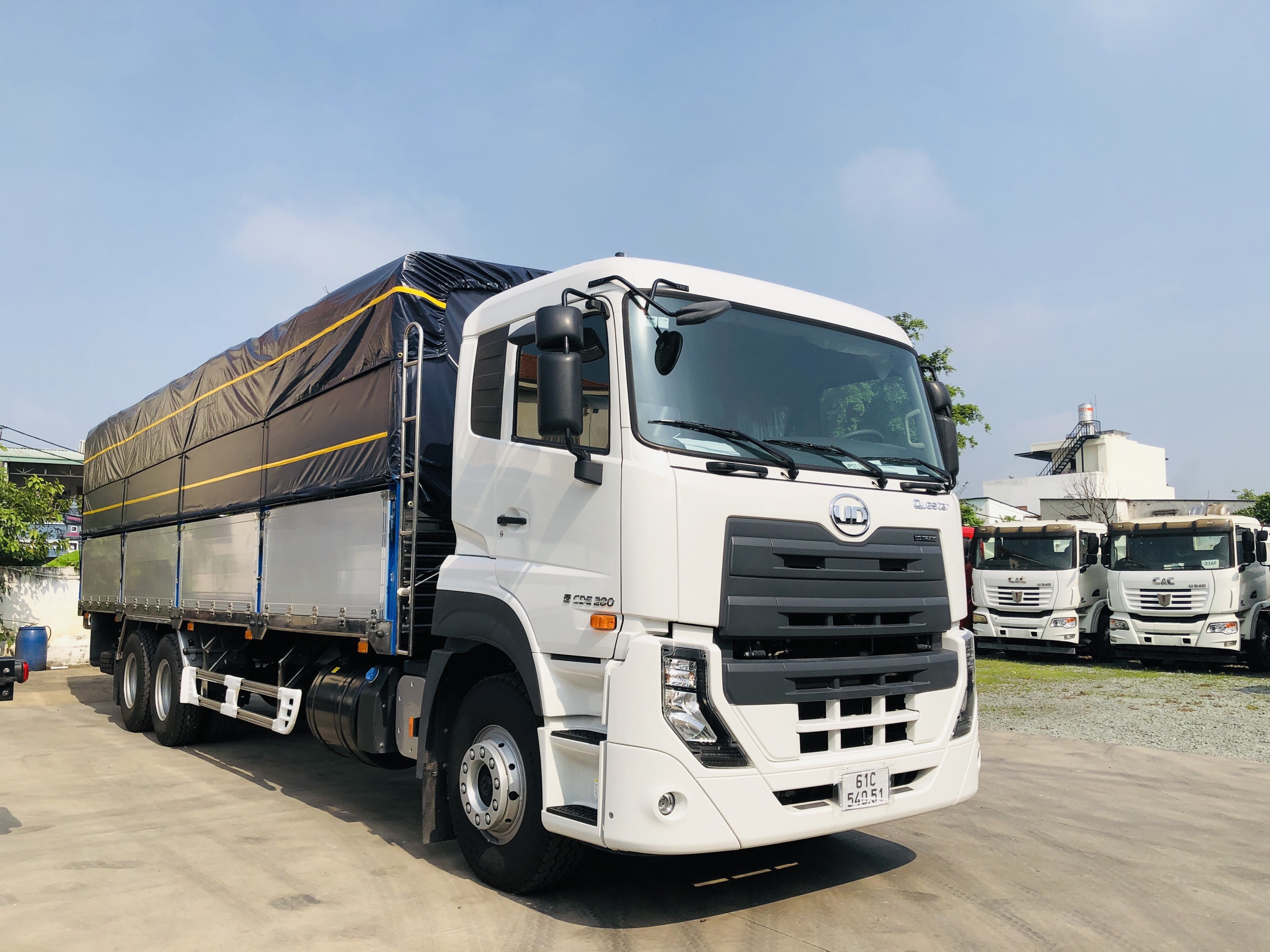 Xe tải 3 chân UD thùng mui bạt bửng nhôm