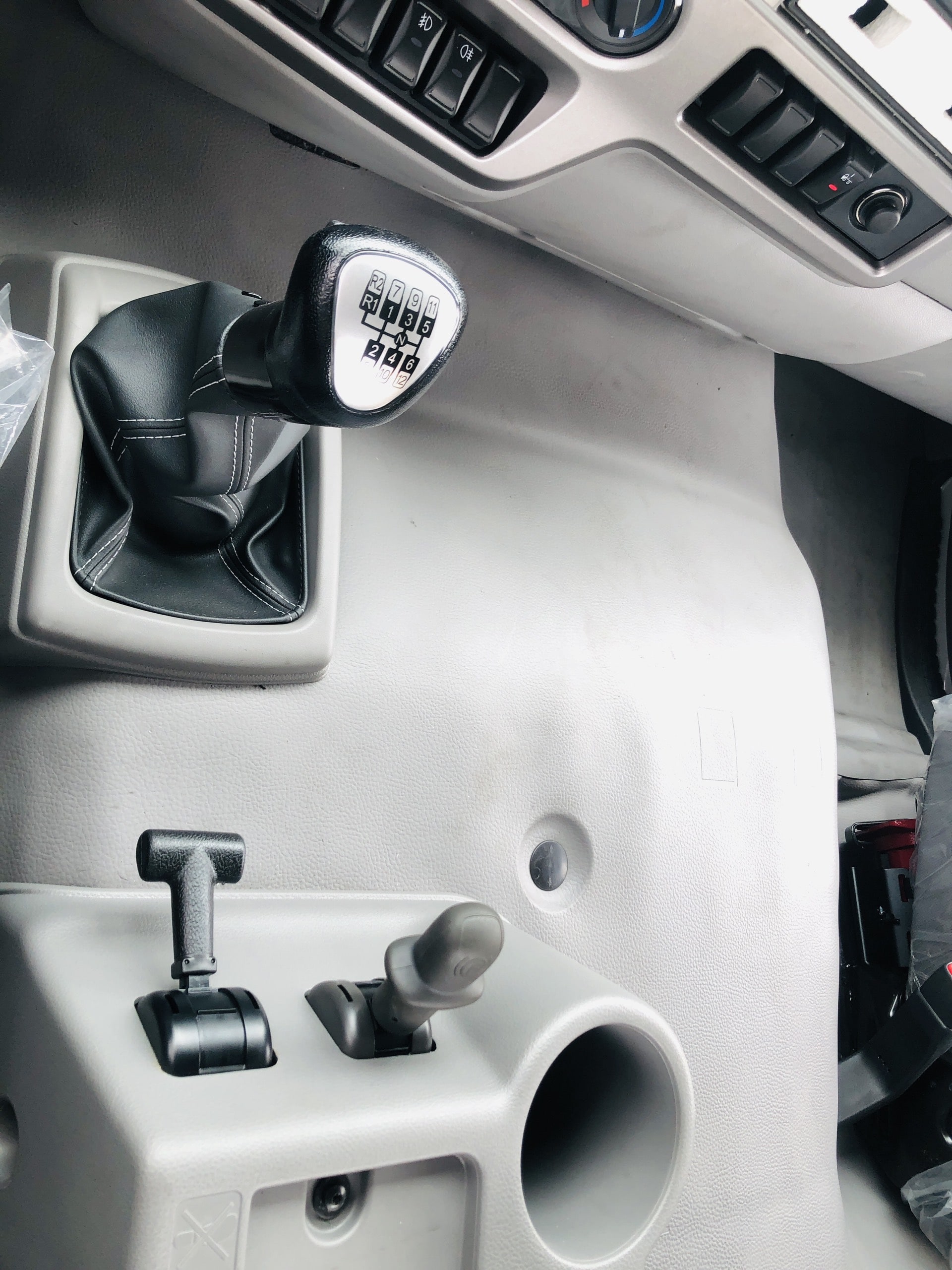 hop so 2 tang cua dau keo UD QUESTER GWE 410 HP EURO 5