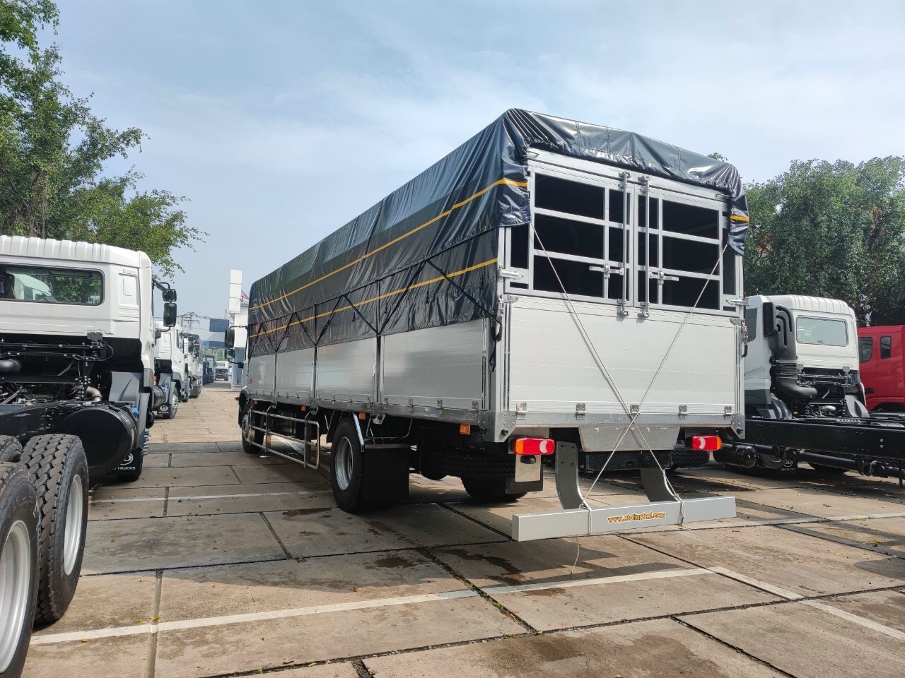 Xe_tai_8_tan_ud_thung_mui_bat_bung_nhom