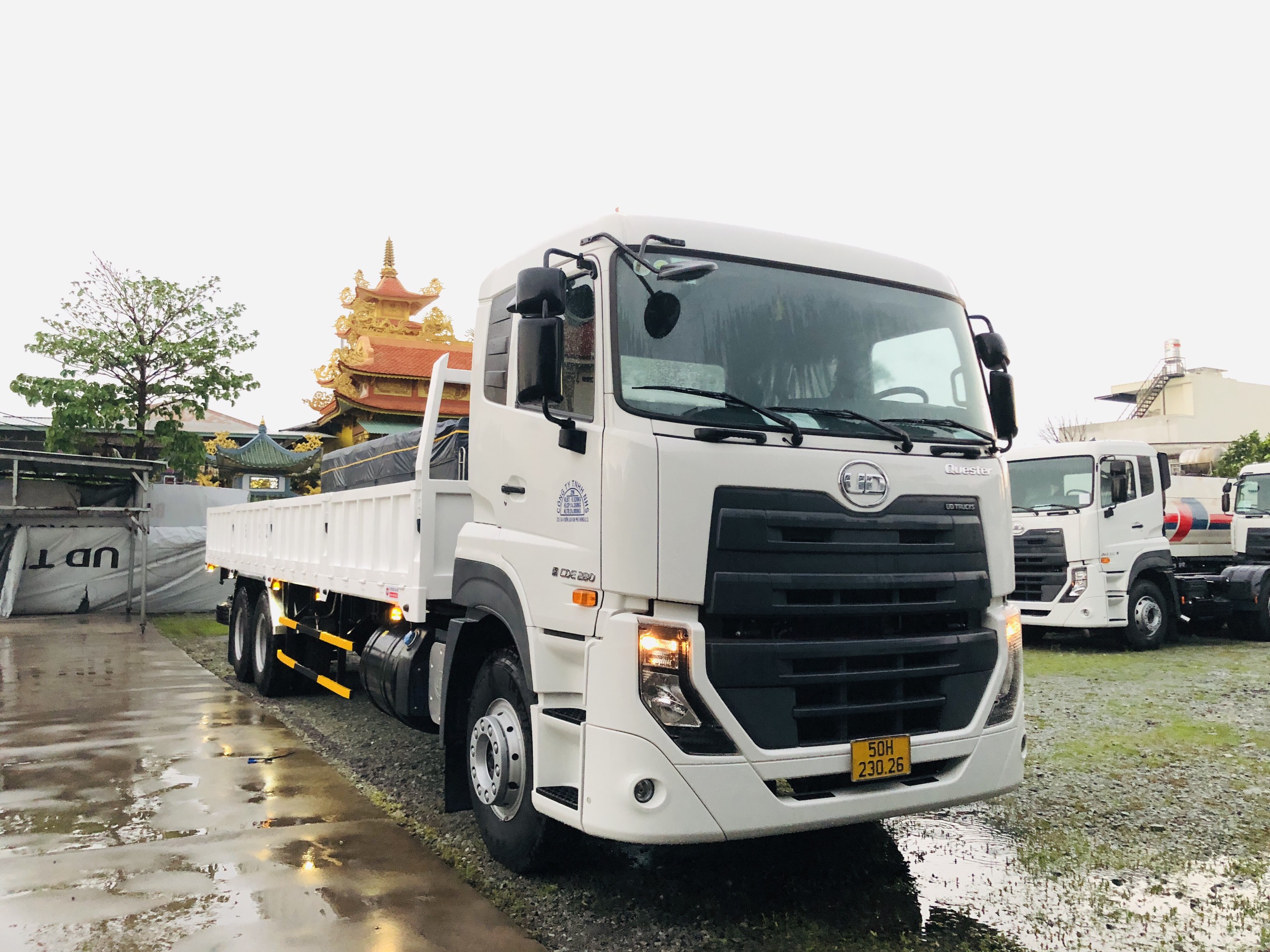 xe tải 3 chân UD thùng lửng 9m5